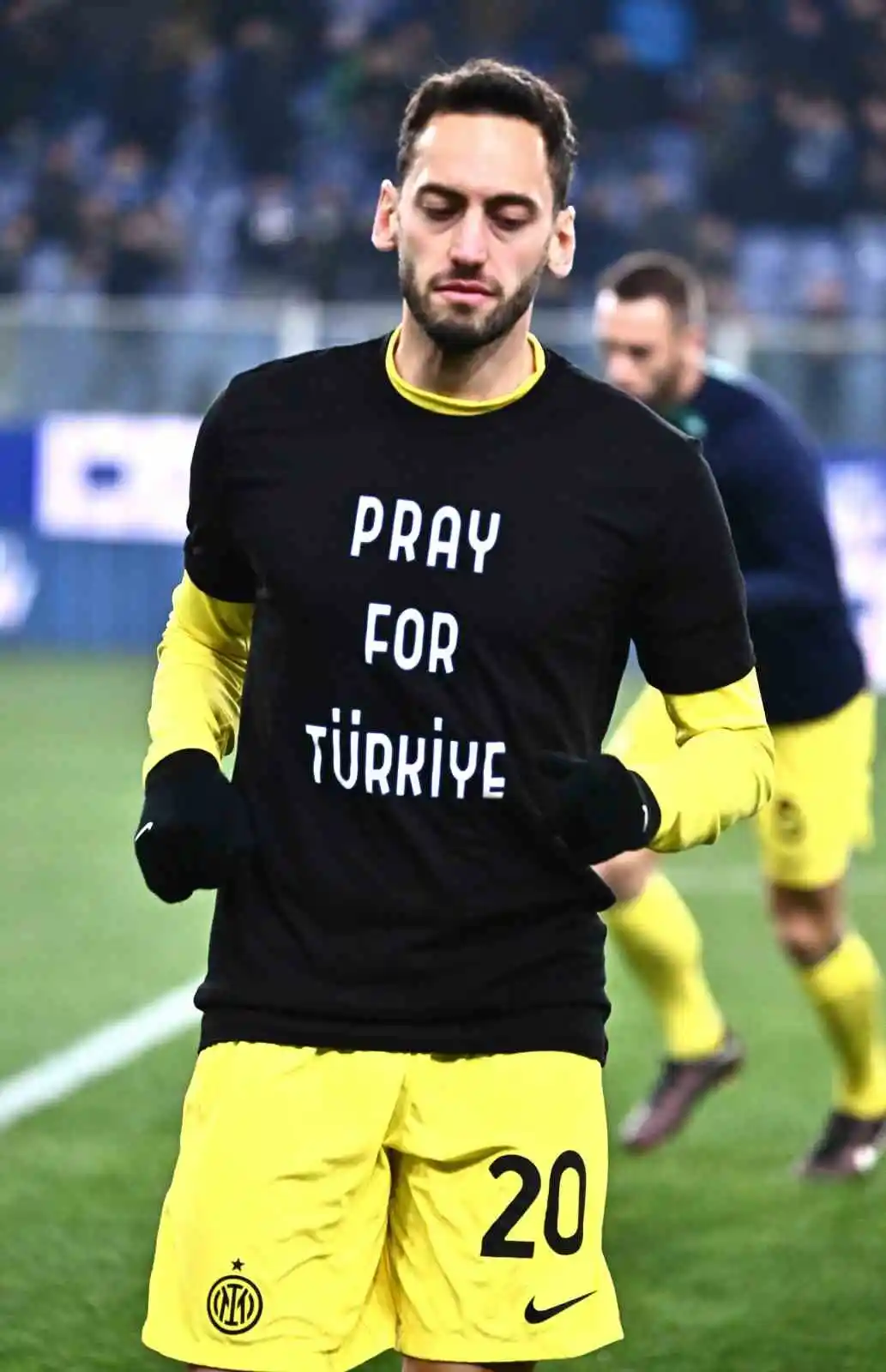 Hakan Çalhanoğlu, ’Türkiye için dua et’ yazılı tişörtle ısınmaya çıktı
