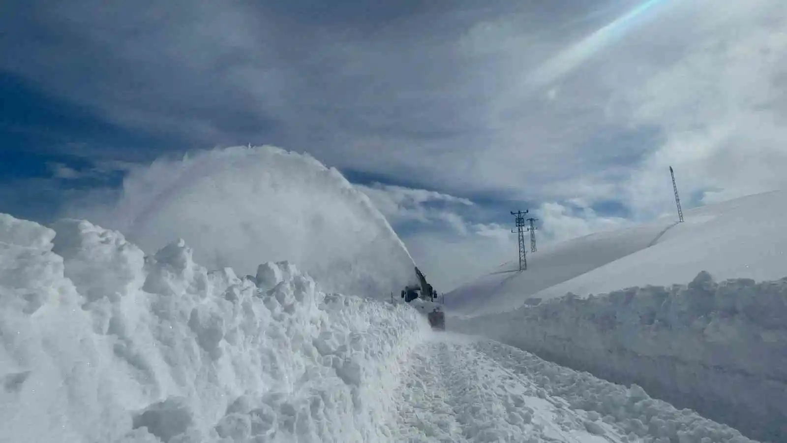 Hakkari’de 31 köy ve 88 mezra yolu kapandı