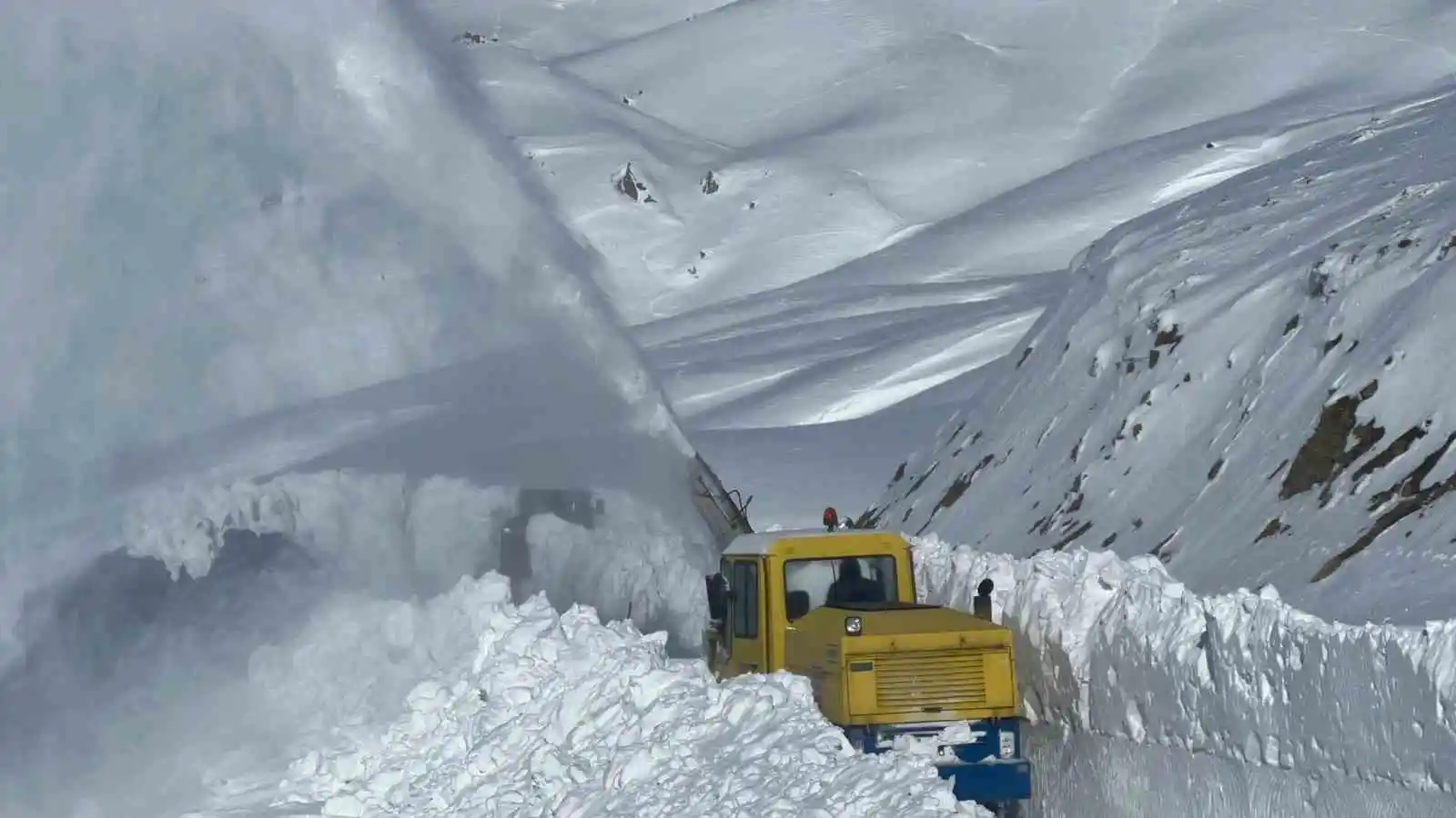 Hakkari'de yer yer 3 metreyi karda yol açma çalışması
