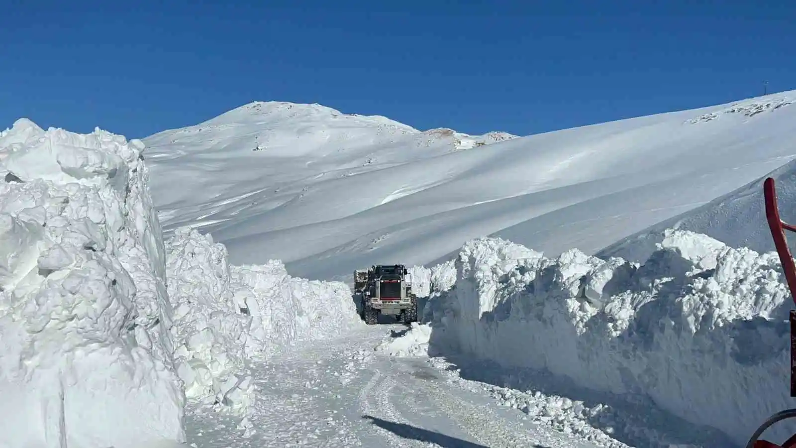 Hakkari’de yer yer 3 metreyi karda yol açma çalışması
