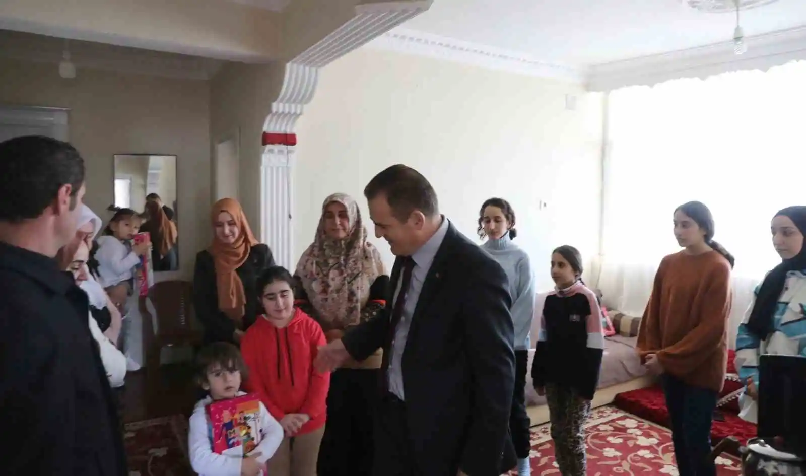 Hakkari'ye bin 200 depremzede geldi