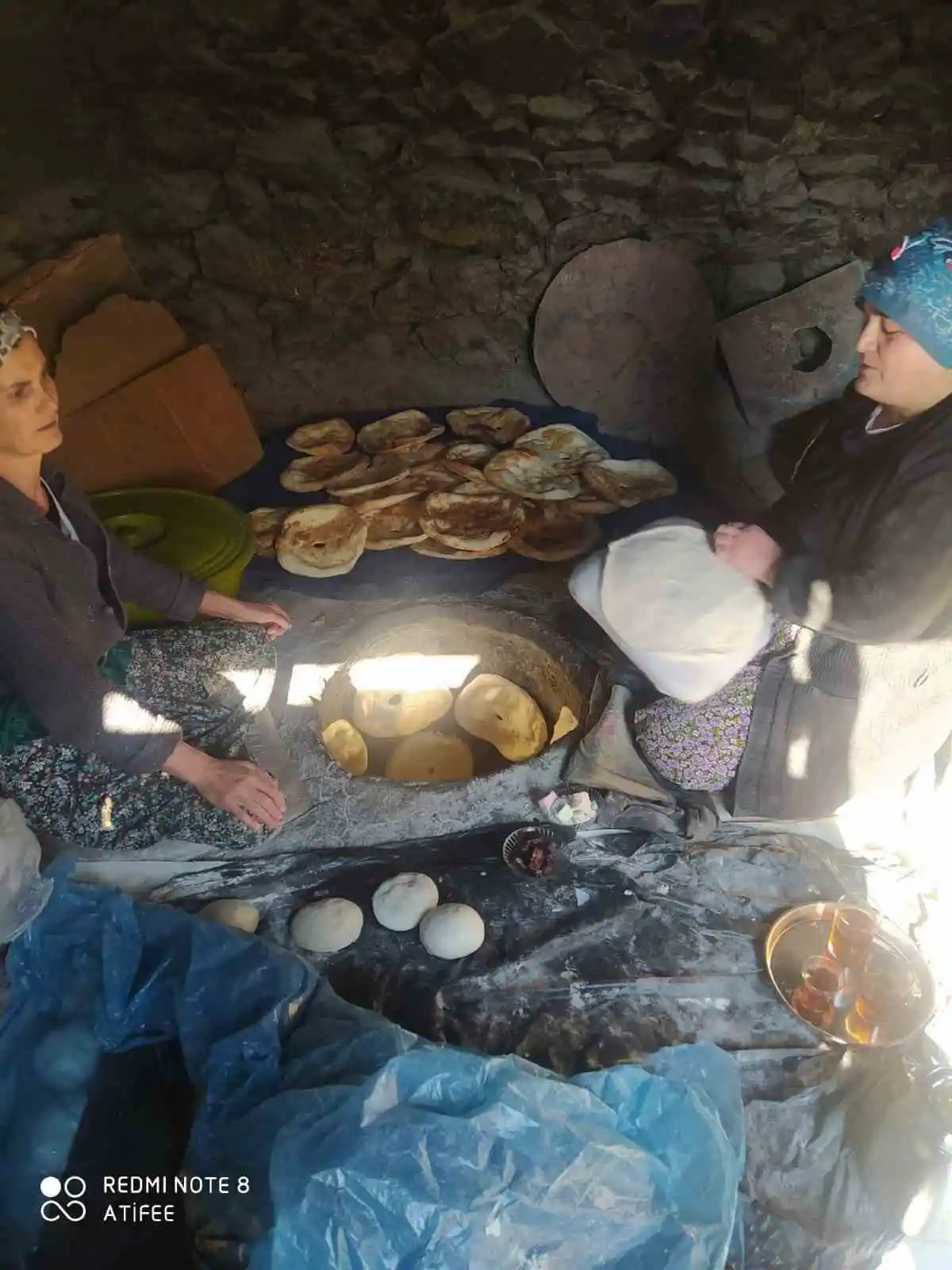 Hakkarili kadınlar pişirdikleri ekmekleri deprem bölgesine gönderdi
