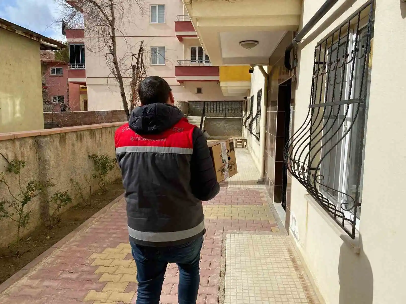 Halk Et’ten afetzedelere et ürünleri kolisi