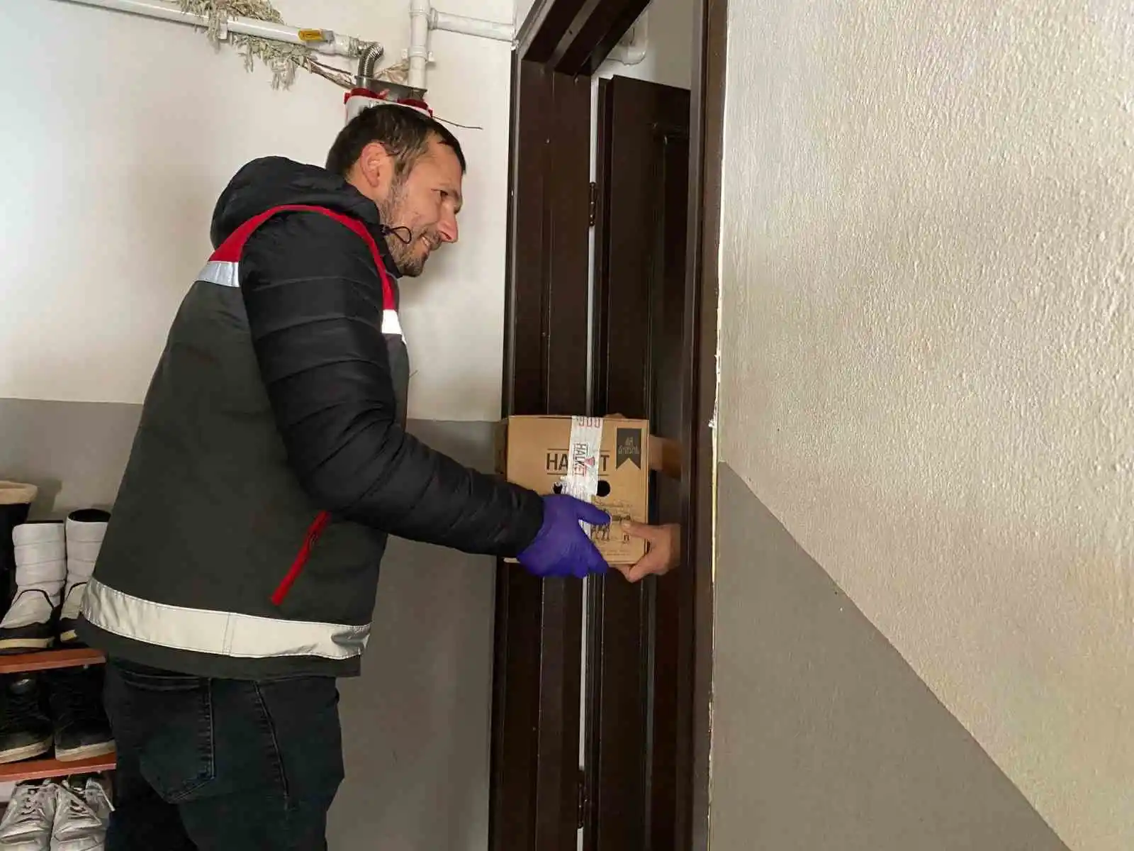 Halk Et’ten afetzedelere et ürünleri kolisi