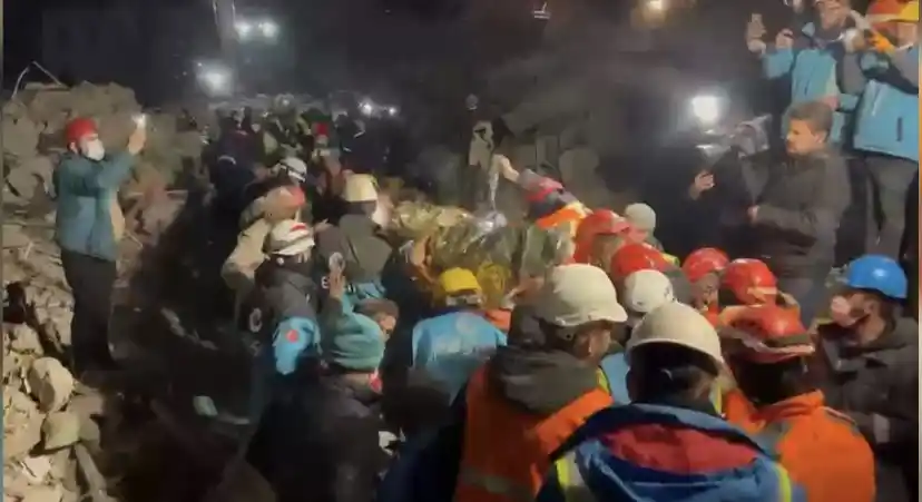 Hatay’da 56 yaşındaki Mehmet amca, 160 saat sonra kurtarıldı