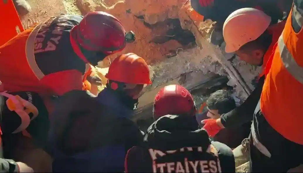 Hatay’da 6 yaşındaki Fatma 61 saat sonra kurtarıldı