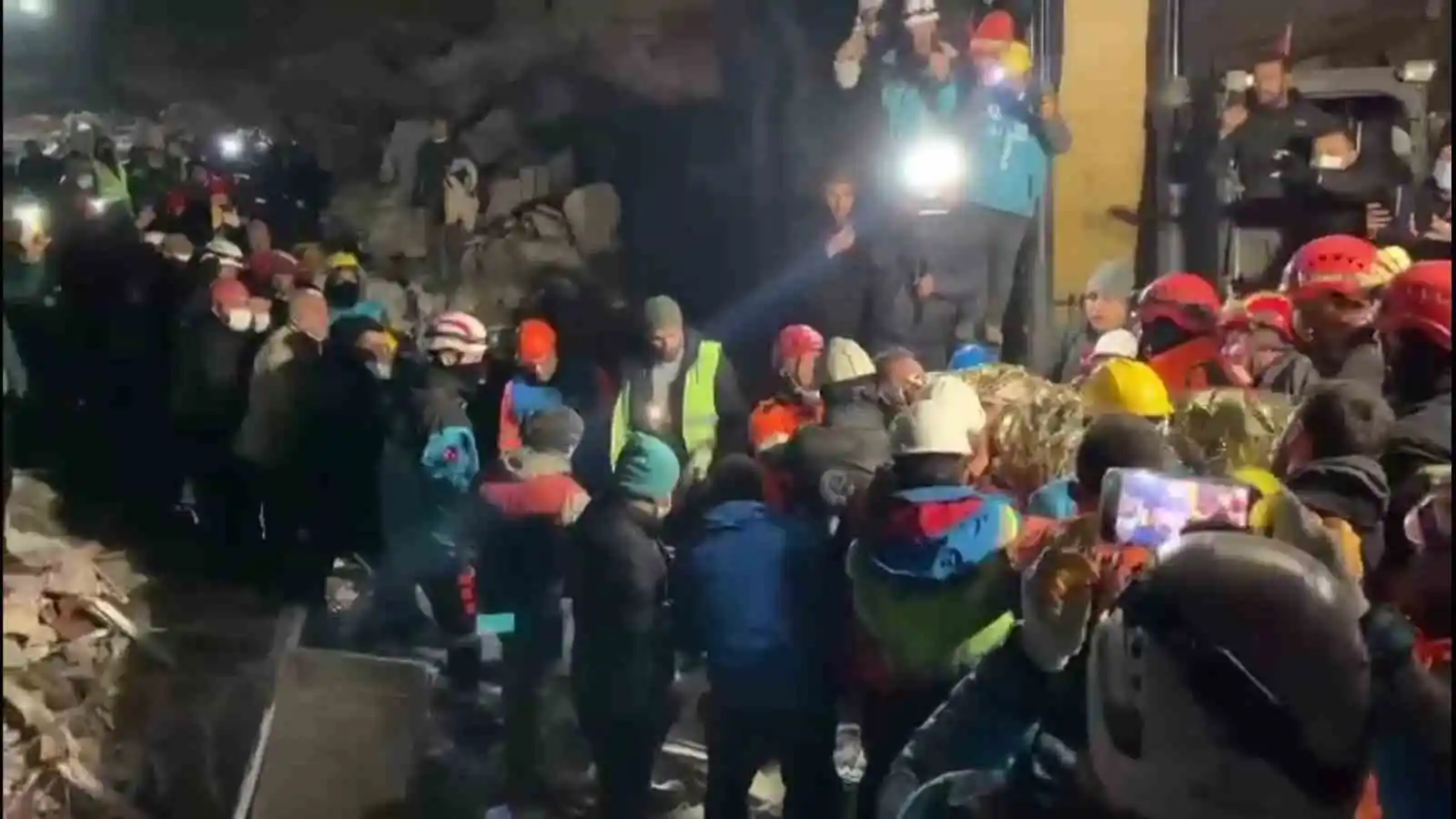 Hatay'da 62 yaşındaki Mehmet amca 160 saat sonra enkazdan kurtarıldı
