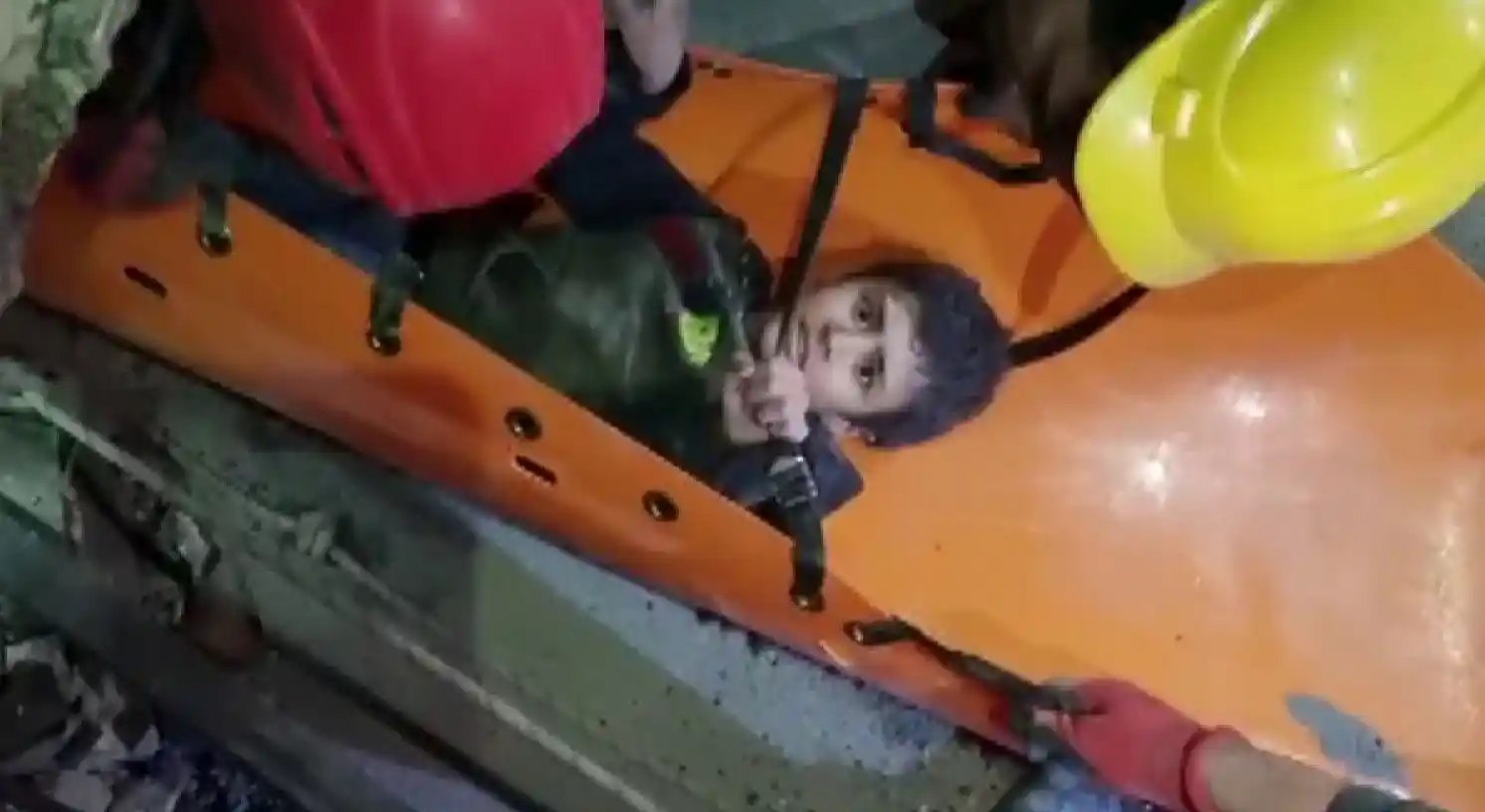 Hatay’da 8 yaşındaki Ali 87 saat sonra enkazdan sağ çıkarıldı