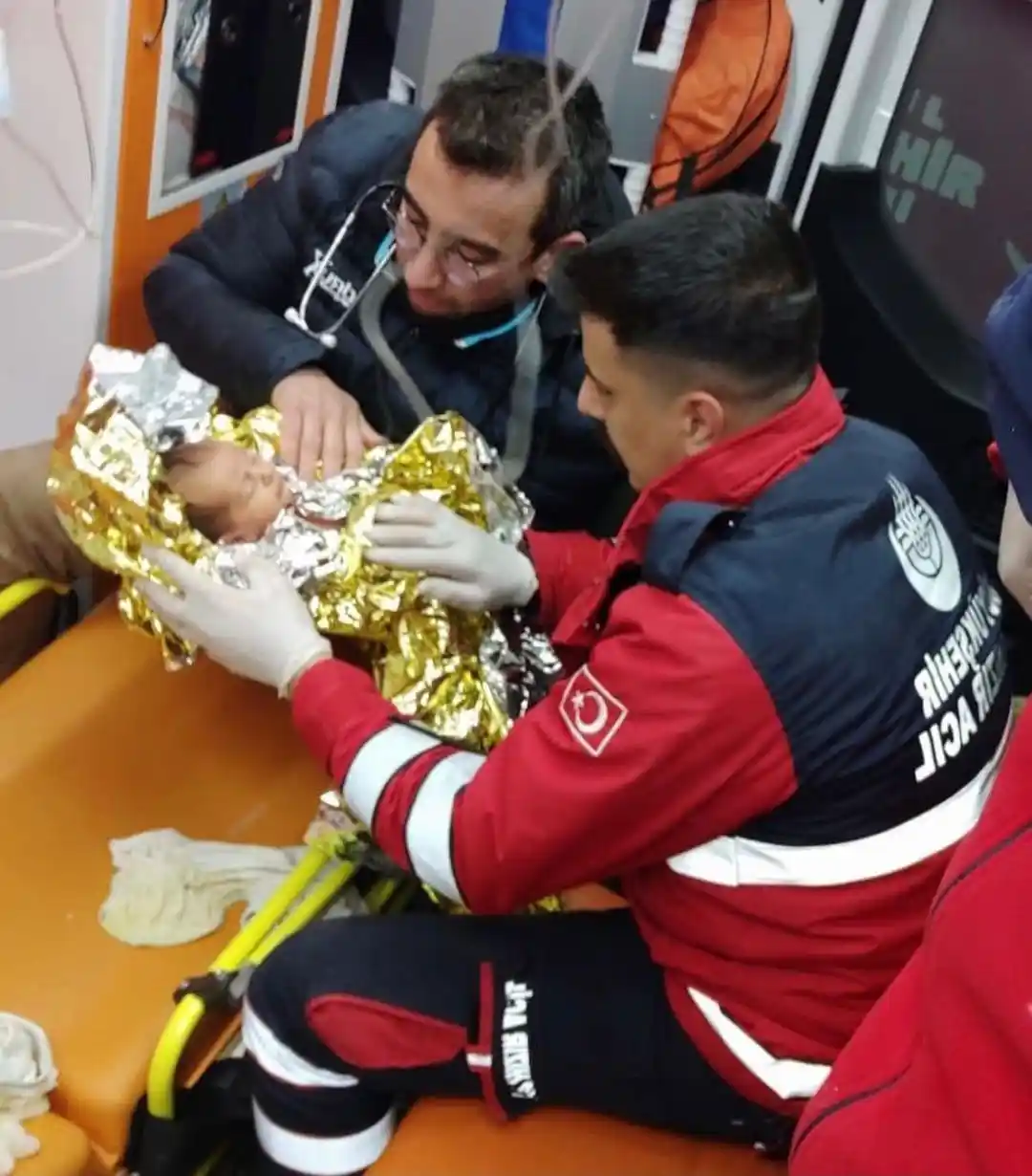 Hatay’da 90 saat sonra 10 günlük yağız bebek ve annesi enkazdan sağ çıkartıldı