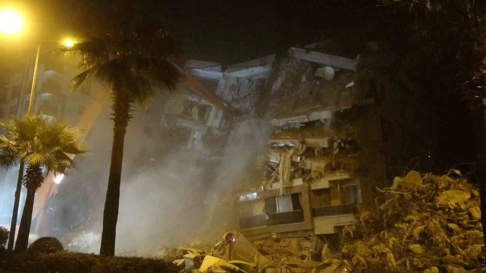 Hatay'da arama-kurtarma çalışmaları tamamlanan binalar birer birer yıkılıyor
