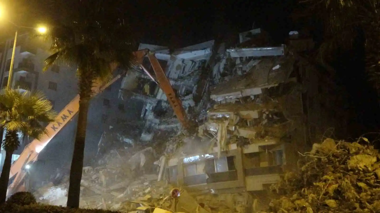 Hatay’da arama-kurtarma çalışmaları tamamlanan binalar birer birer yıkılıyor