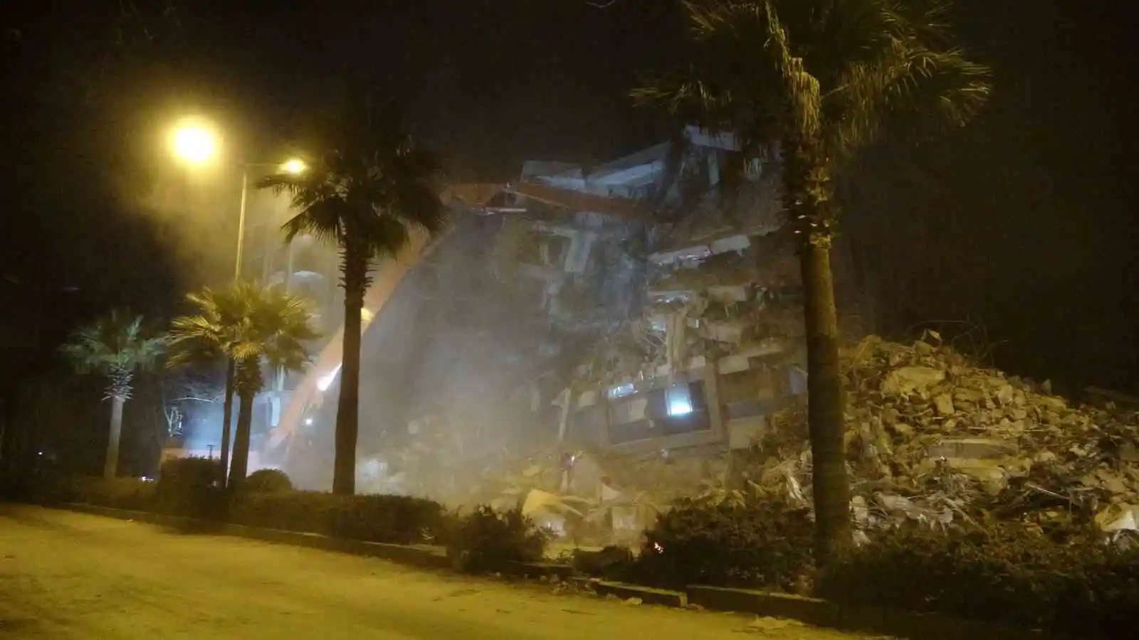 Hatay’da arama-kurtarma çalışmaları tamamlanan binalar birer birer yıkılıyor