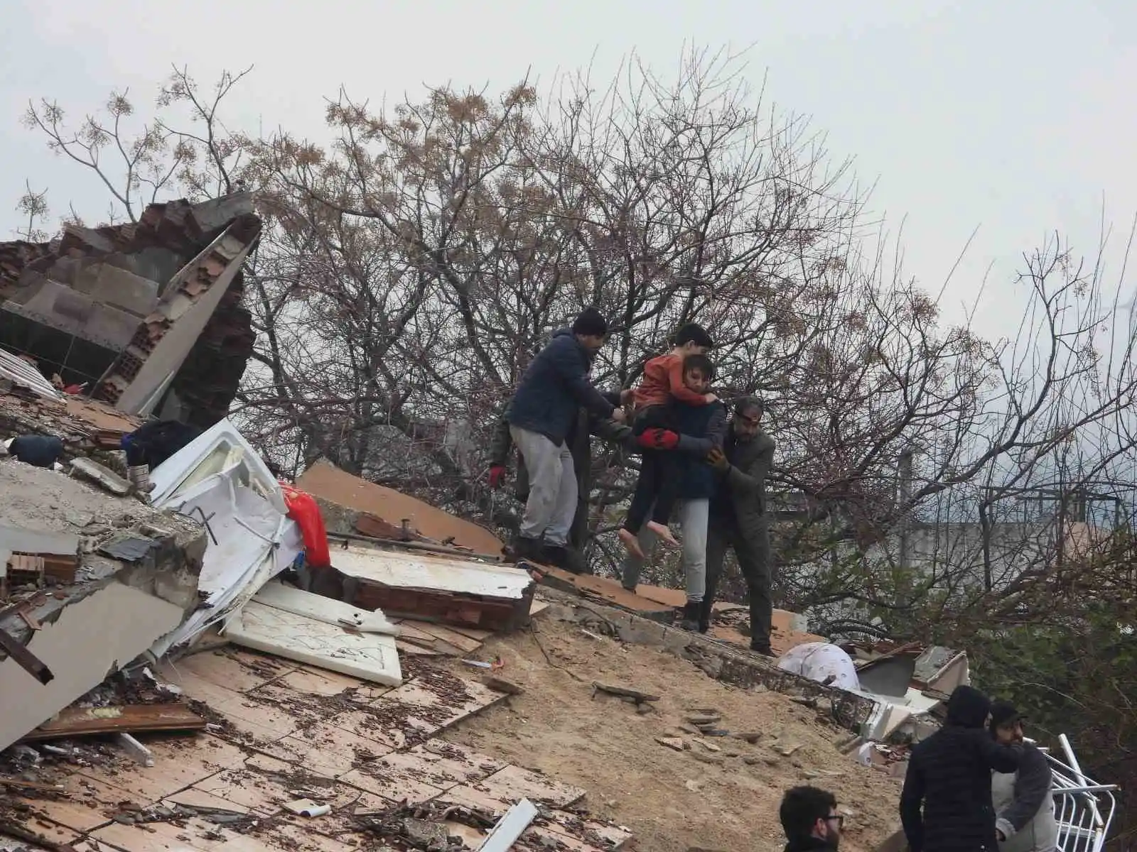 Hatay'da bir çocuk depremden 18 saat sonra sağ kurtarıldı
