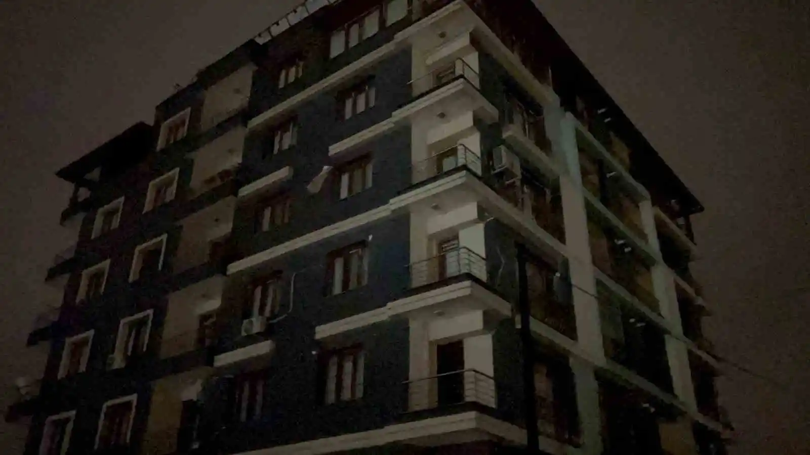 Hatay'da çöken binalarda kurtarma çalışmaları sürüyor