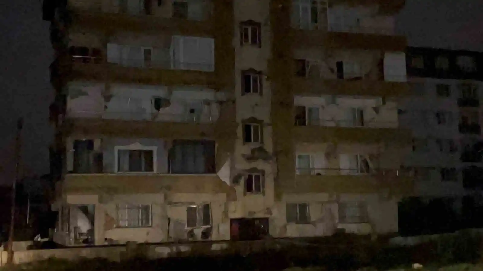 Hatay’da çöken binalarda kurtarma çalışmaları sürüyor