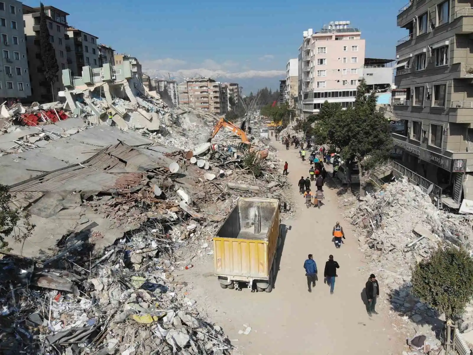 Hatay’da enkaz kaldırma çalışmaları havadan görüntülendi