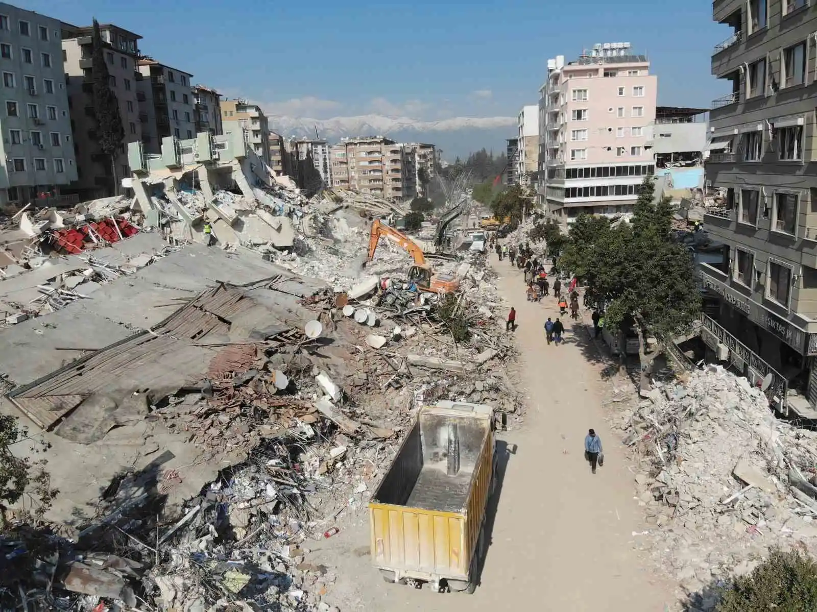 Hatay’da enkaz kaldırma çalışmaları havadan görüntülendi
