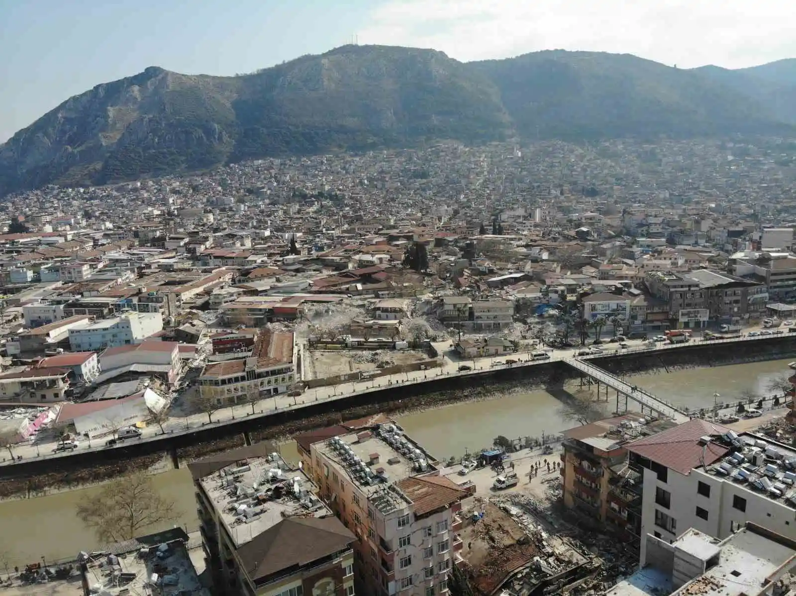 Hatay’da enkaz kaldırma çalışmaları havadan görüntülendi