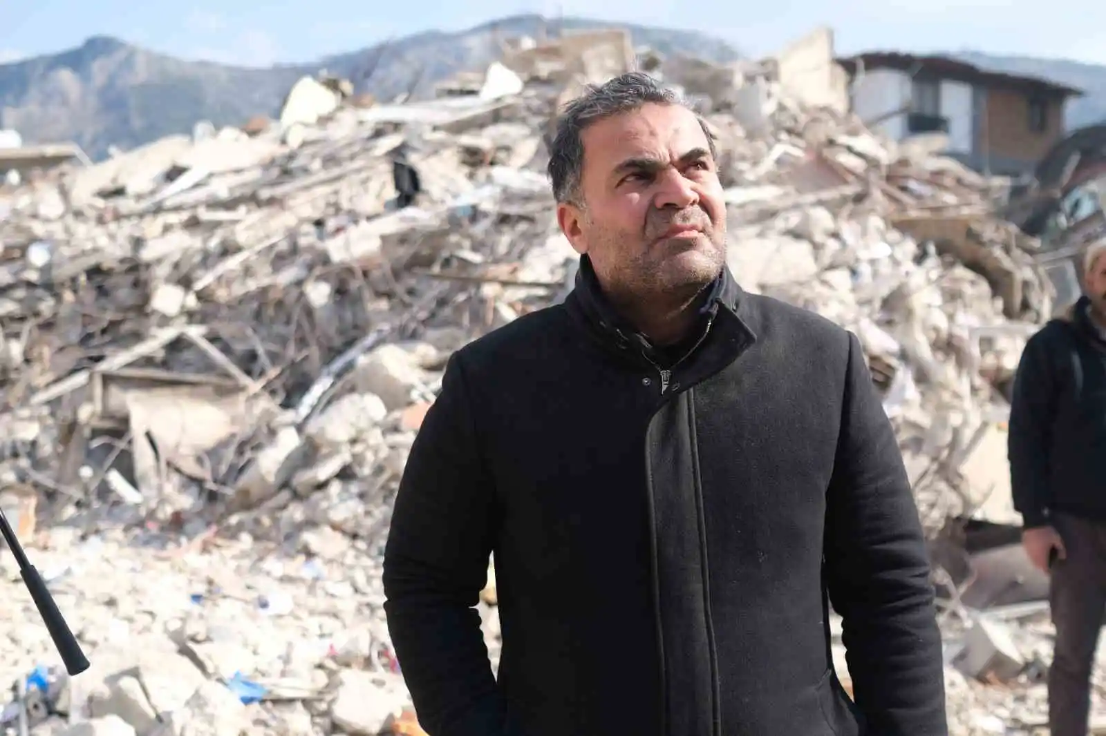 Hatay’da enkazdan kurtulan emekli emniyet müdür yardımcısı yaşadıklarını gözyaşlarıyla anlattı