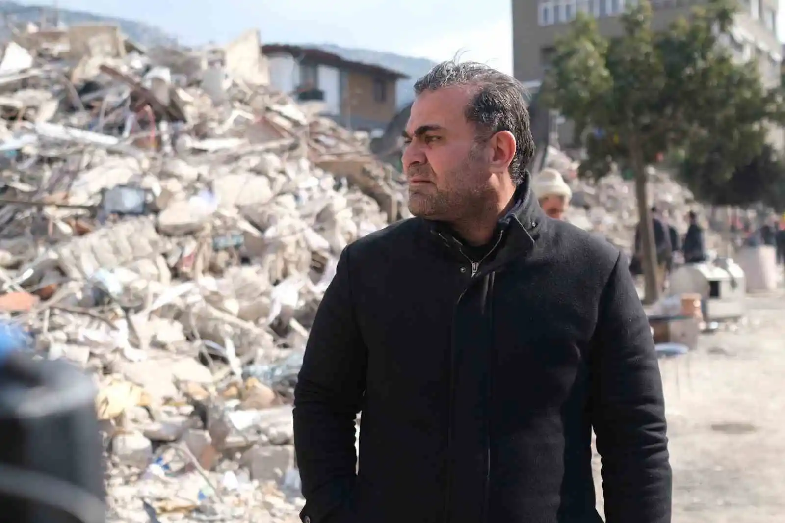Hatay’da enkazdan kurtulan emekli emniyet müdür yardımcısı yaşadıklarını gözyaşlarıyla anlattı