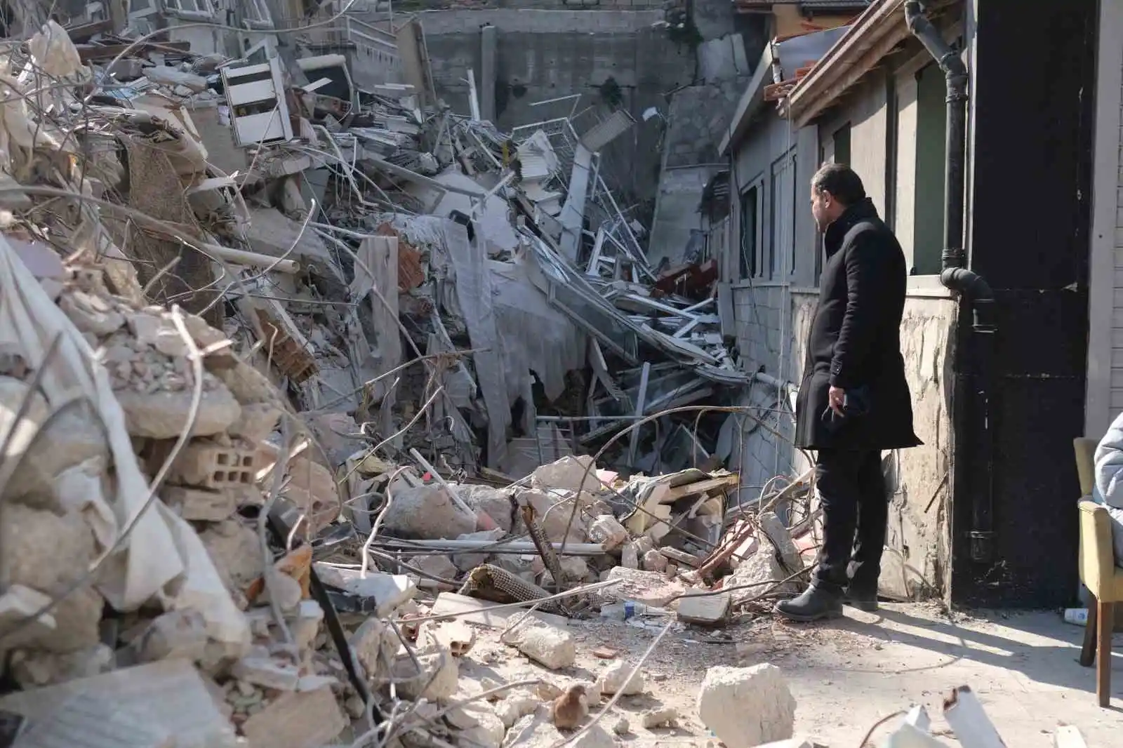 Hatay’da enkazdan kurtulan emekli emniyet müdür yardımcısı yaşadıklarını gözyaşlarıyla anlattı