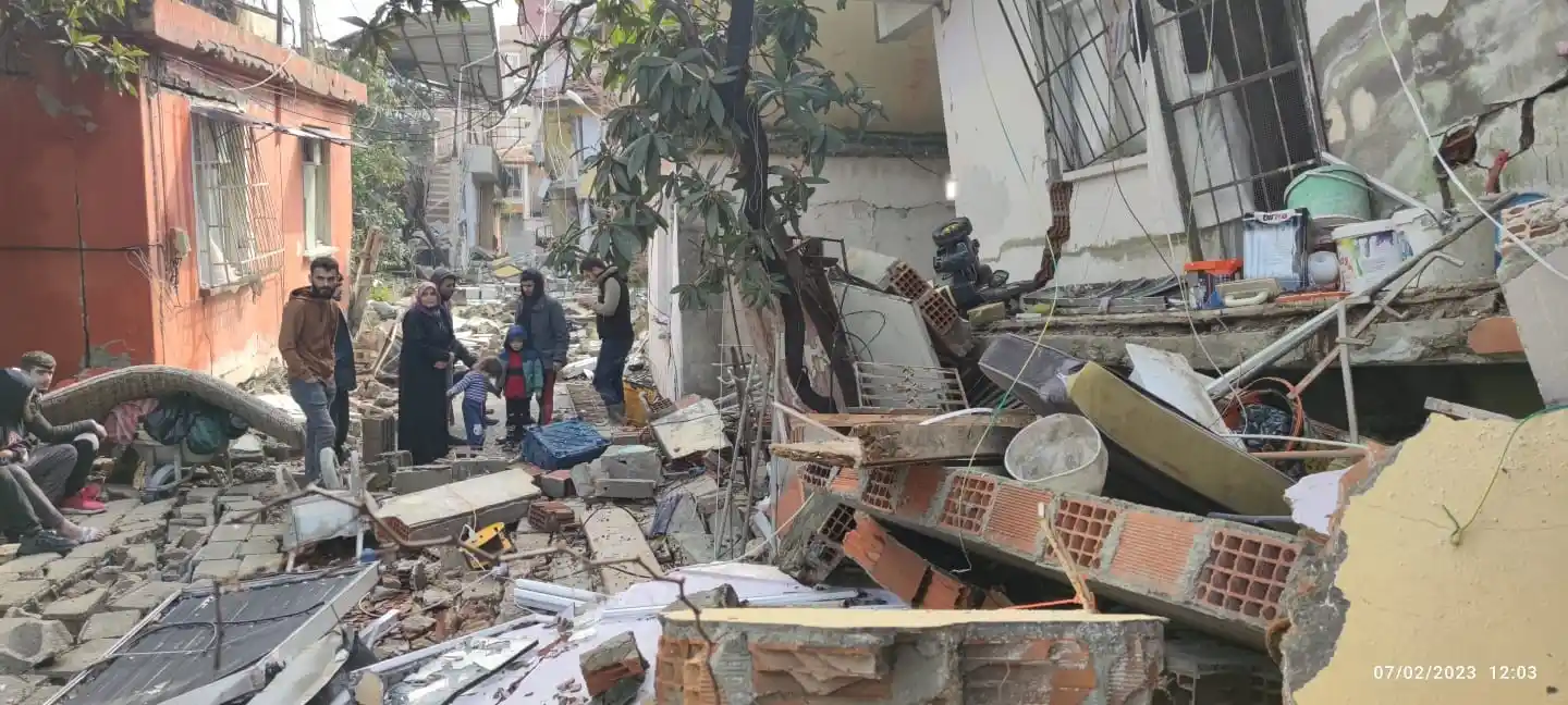 Hatay'da itfaiyeciler enkazdan 2'si çocuk 5 kişiyi canlı kurtardı