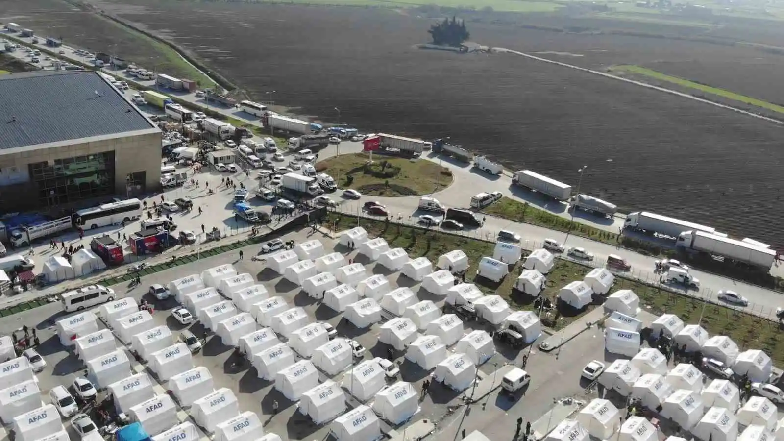 Hatay’da kurulan çadır kent ve yardım merkezi havadan görüntülendi