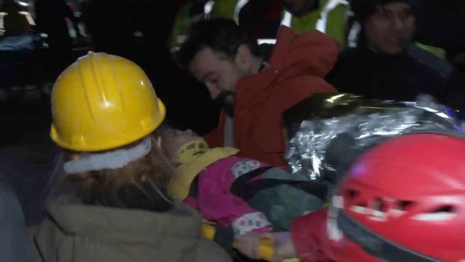 Hatay’da polis baba ve 4 yaşındaki oğlu 89 saat sonra enkazdan çıkarıldı