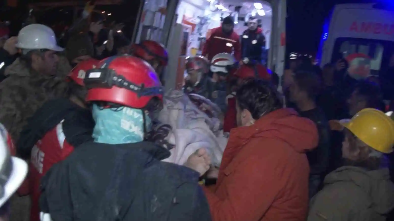 Hatay’da polis baba ve 4 yaşındaki oğlu 89 saat sonra enkazdan çıkarıldı