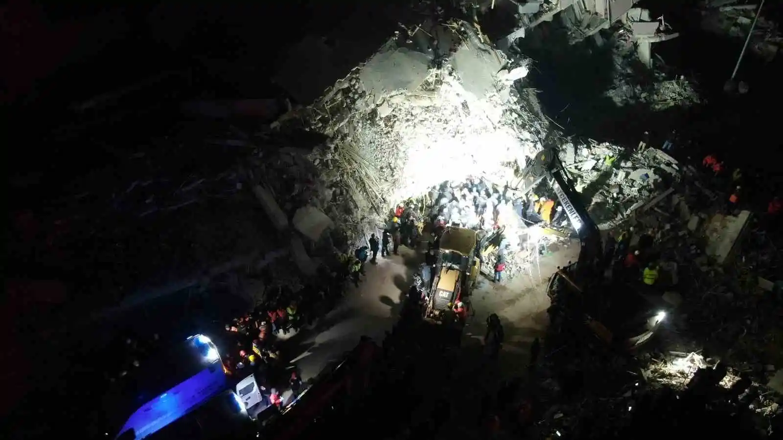 Hatay’da polis baba ve 4 yaşındaki oğlu 89 saat sonra enkazdan çıkarıldı