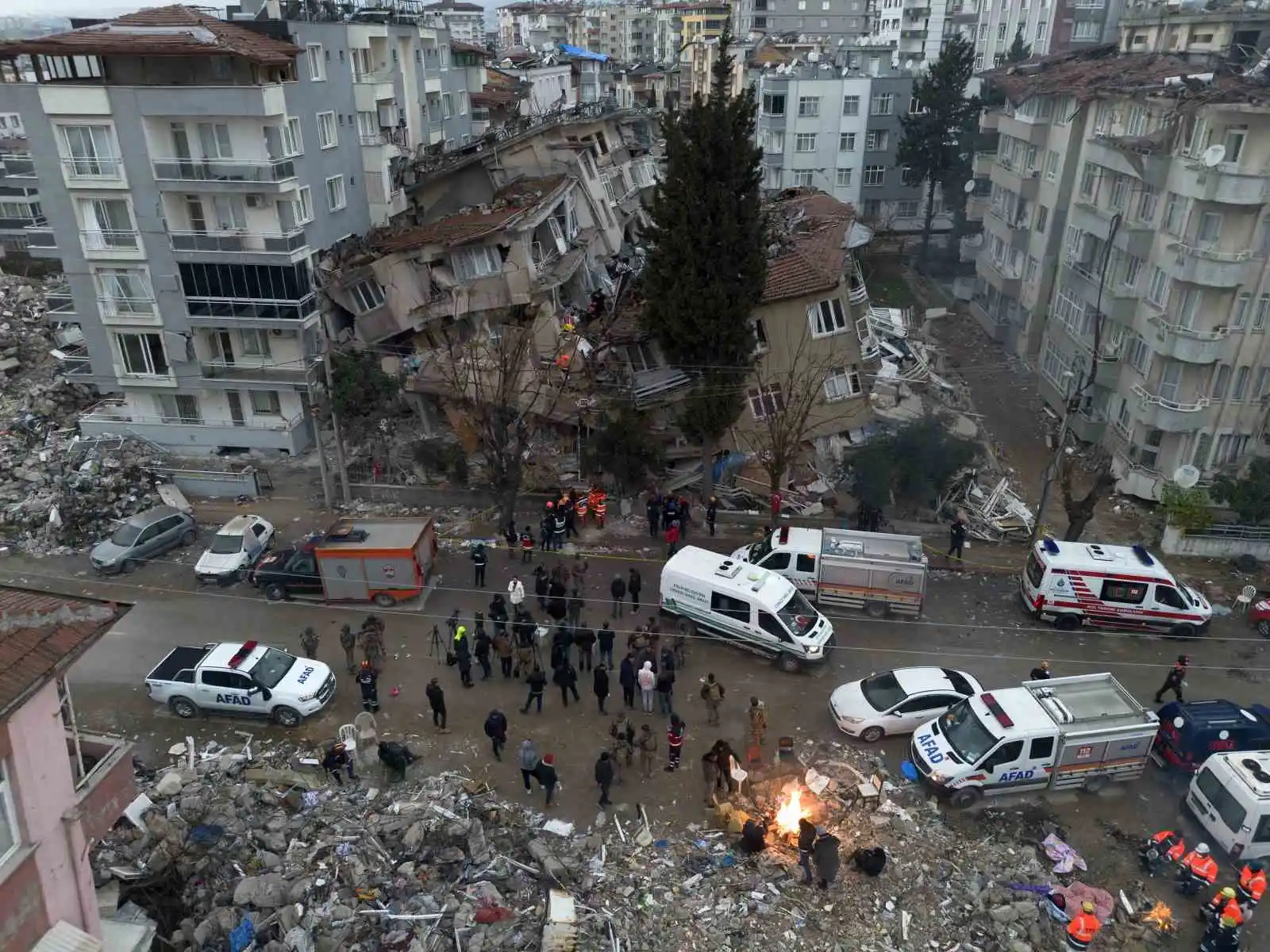 Hatay’da yaşanan 6.4’lük depremin ardından enkaz alanı günün ilk ışıklarıyla havadan görüntülendi
