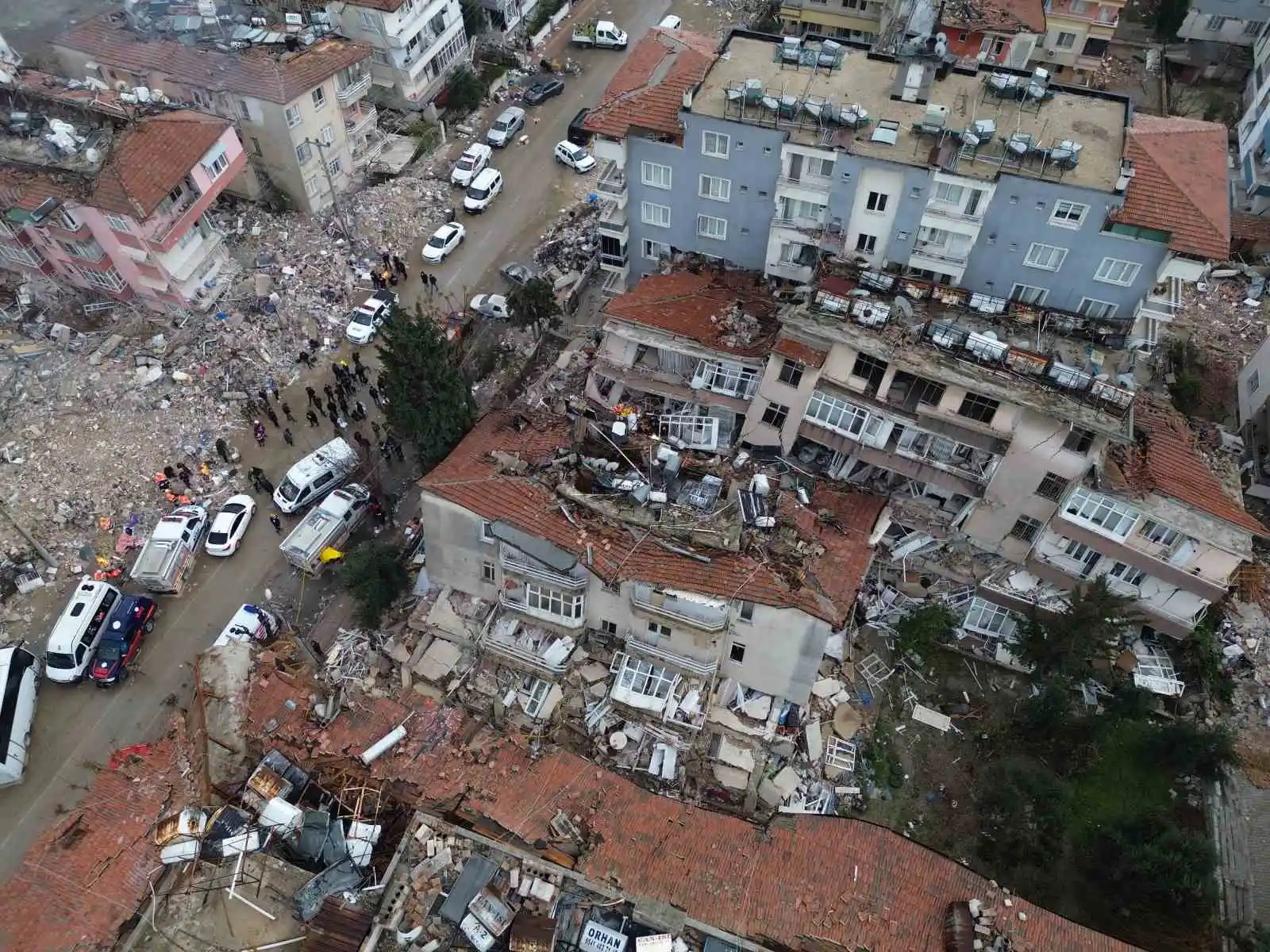 Hatay’da yaşanan 6.4’lük depremin ardından enkaz alanı günün ilk ışıklarıyla havadan görüntülendi
