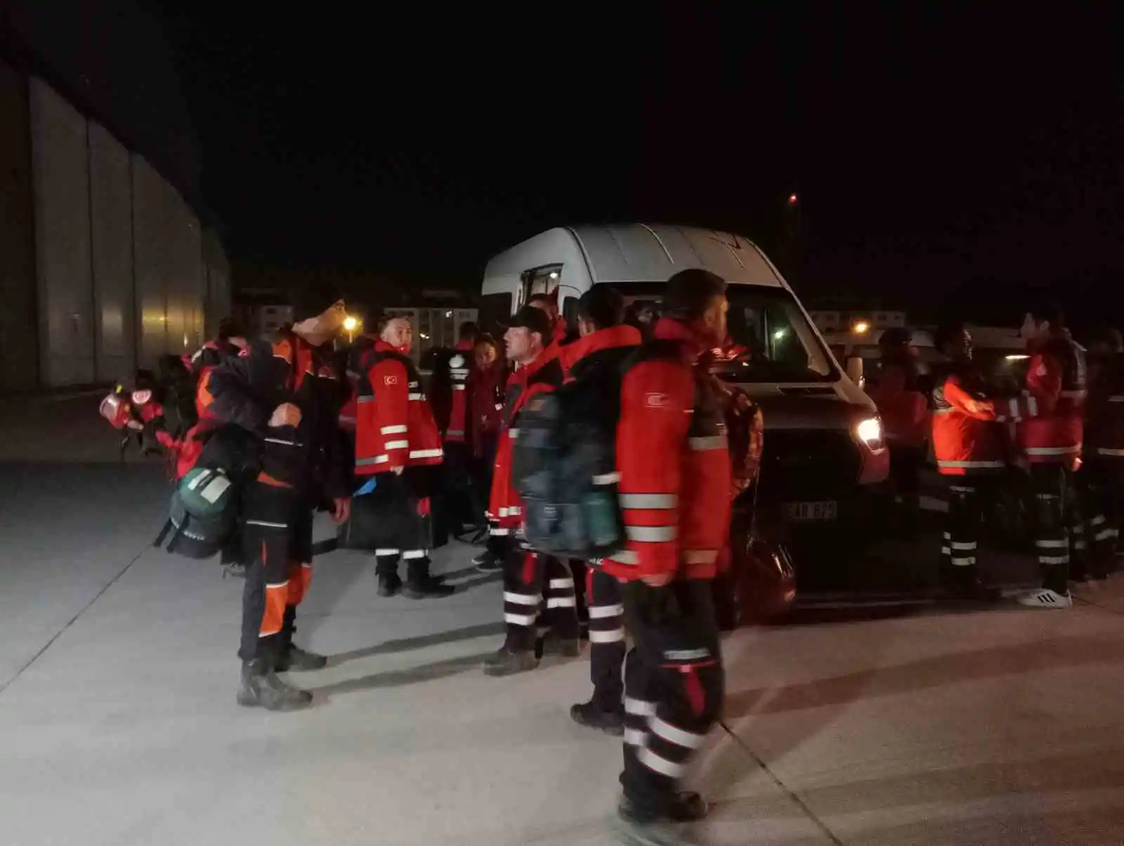 Hatay'daki arama kurtarma çalışmalarına katılan 32 itfaiyeci İstanbul'a döndü
