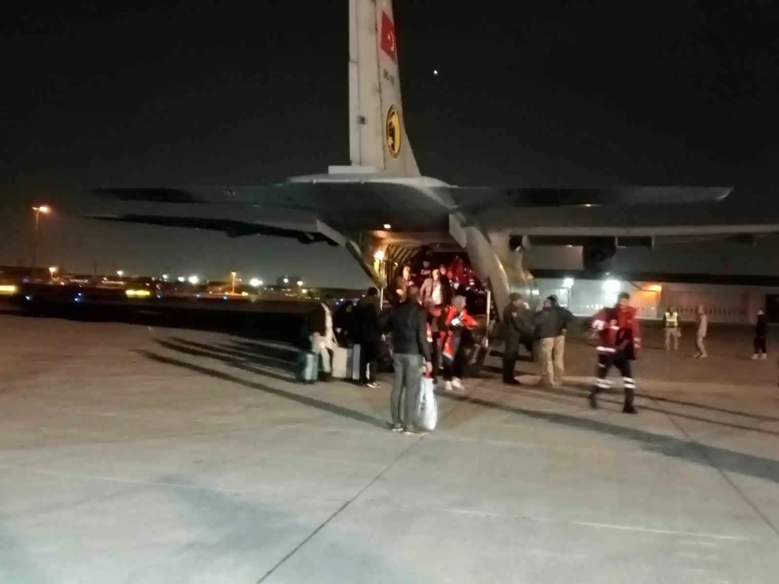 Hatay’daki arama kurtarma çalışmalarına katılan 32 itfaiyeci İstanbul’a döndü