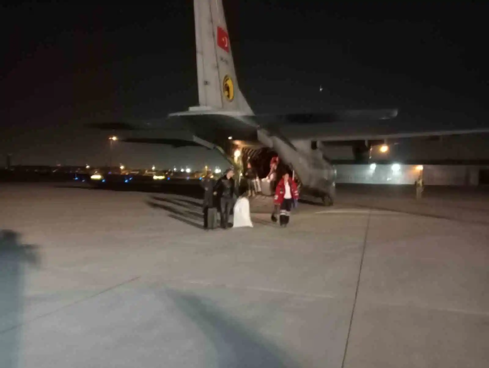 Hatay’daki arama kurtarma çalışmalarına katılan 32 itfaiyeci İstanbul’a döndü