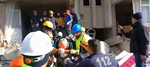 Hatay’dan sevindiren haber: 80 yaşındaki Abdurrahman amca enkazdan sağ çıkarıldı