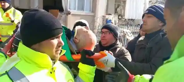 Hatay’dan sevindiren haber: 80 yaşındaki Abdurrahman amca enkazdan sağ çıkarıldı
