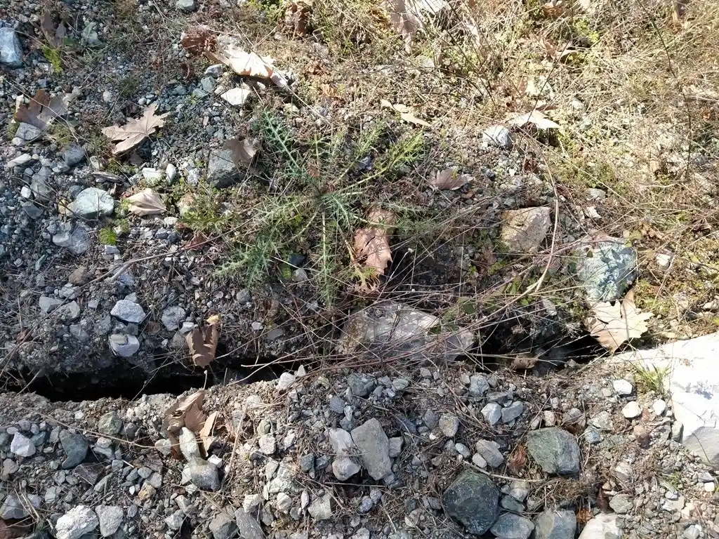 Hatay Erzin’de deprem nedeniyle yarıklar oluştu, suların rengi değişti
