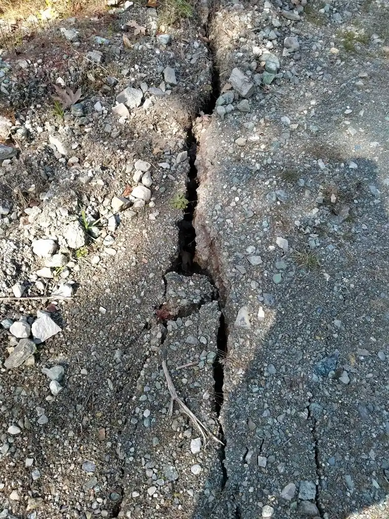 Hatay Erzin’de deprem nedeniyle yarıklar oluştu, suların rengi değişti