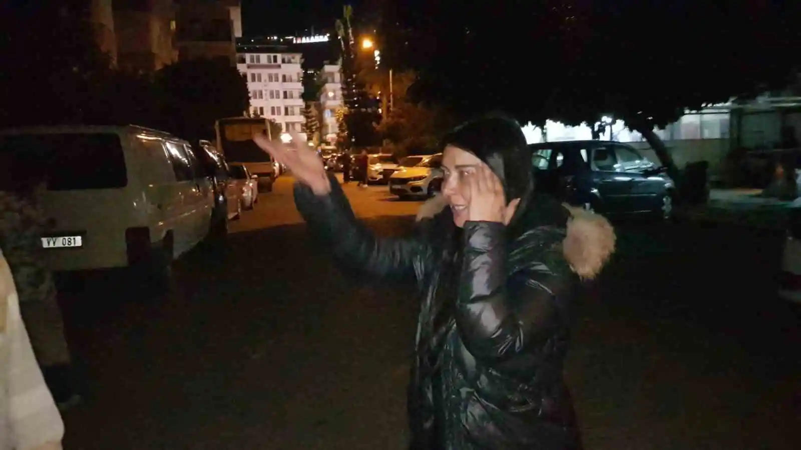 Hatay merkezli iki deprem Alanya’yı da sokağa döktü