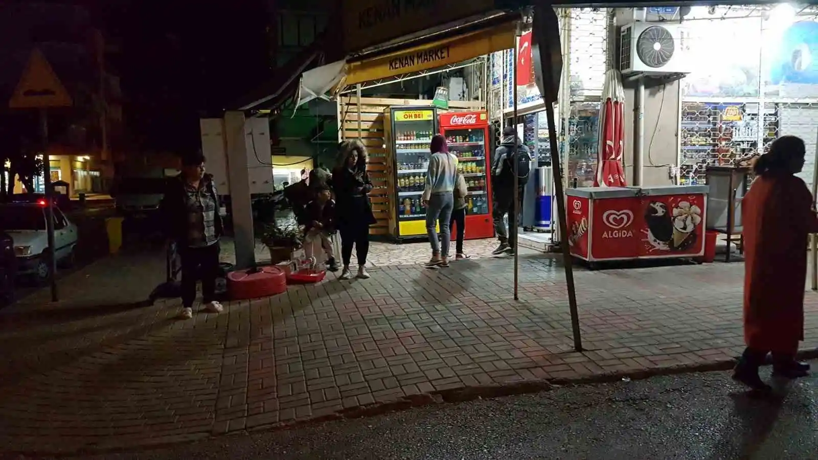 Hatay merkezli iki deprem Alanya’yı da sokağa döktü