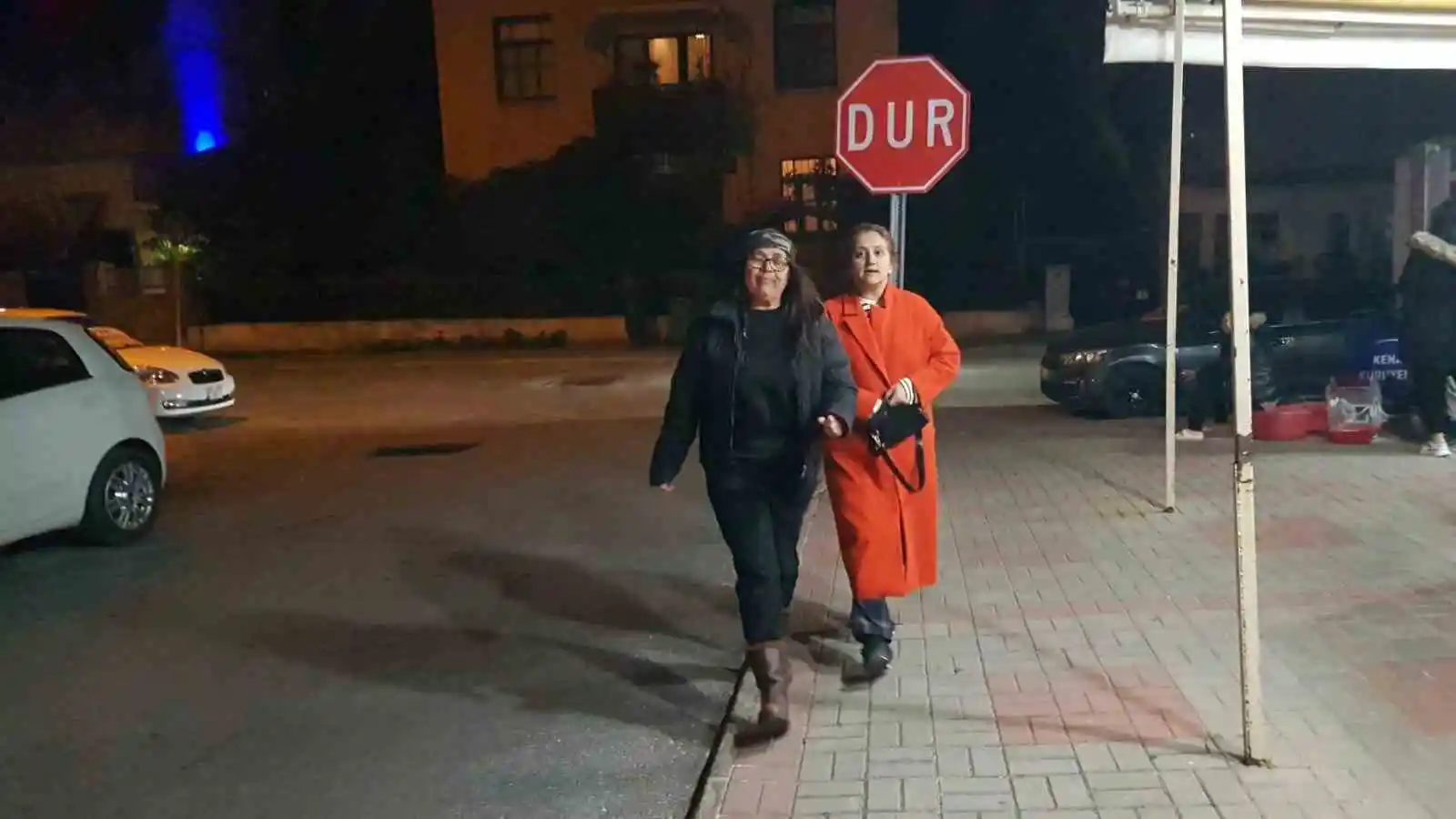 Hatay merkezli iki deprem Alanya’yı da sokağa döktü