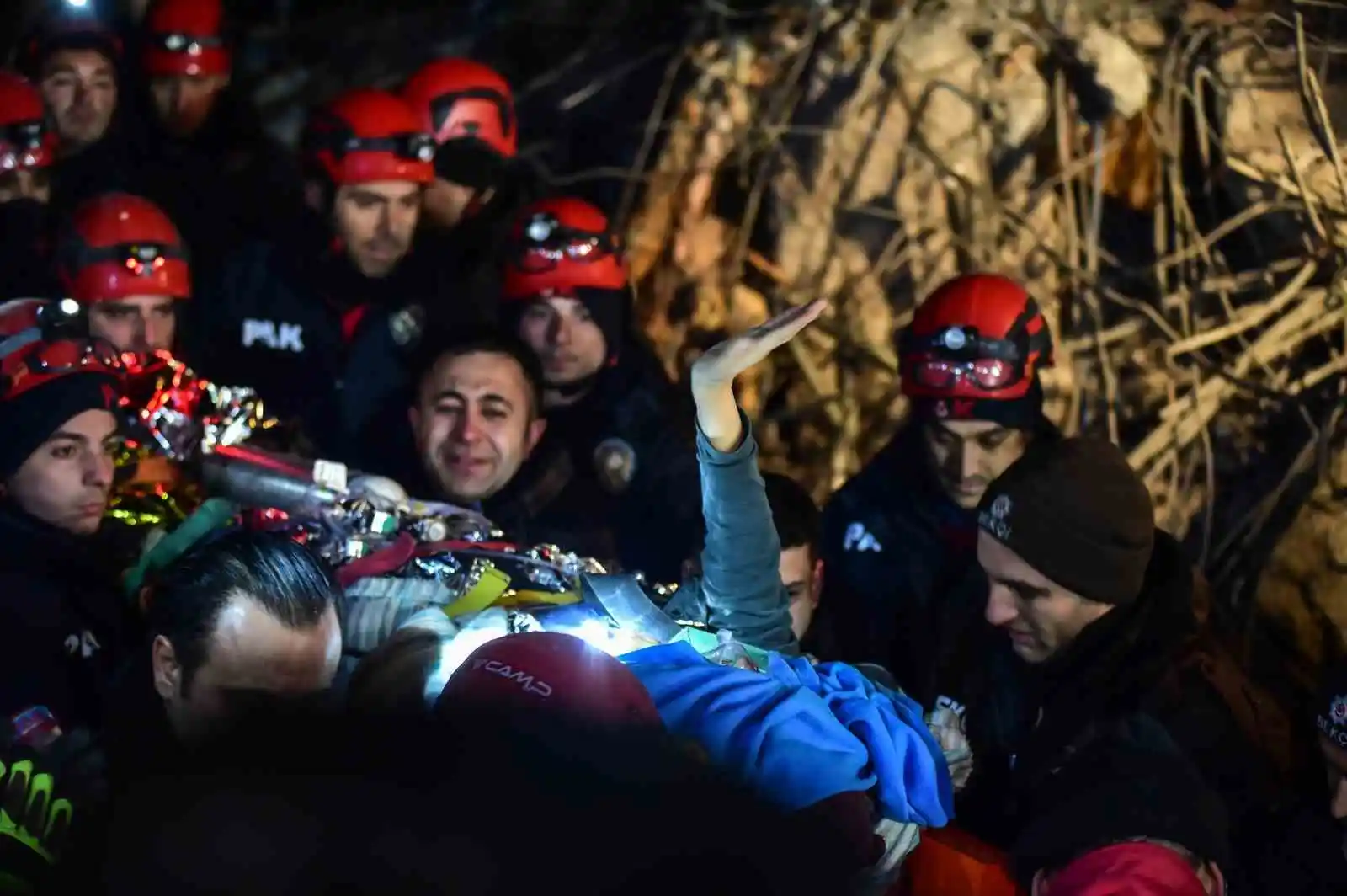 Hatice depremden 92 saat sonra kurtarıldı, el sallayarak çıktı
