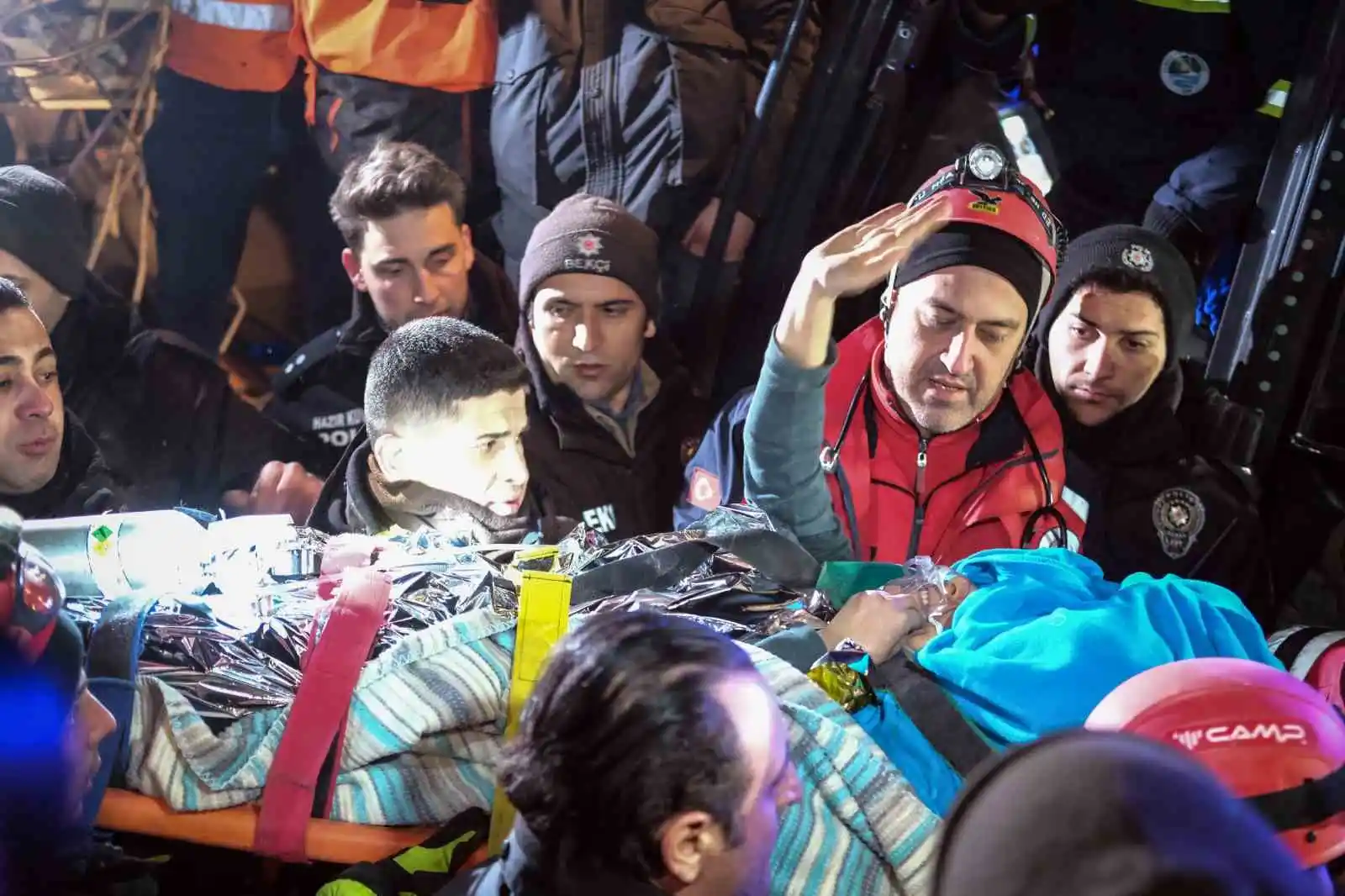 Hatice depremden 92 saat sonra kurtarıldı, el sallayarak çıktı