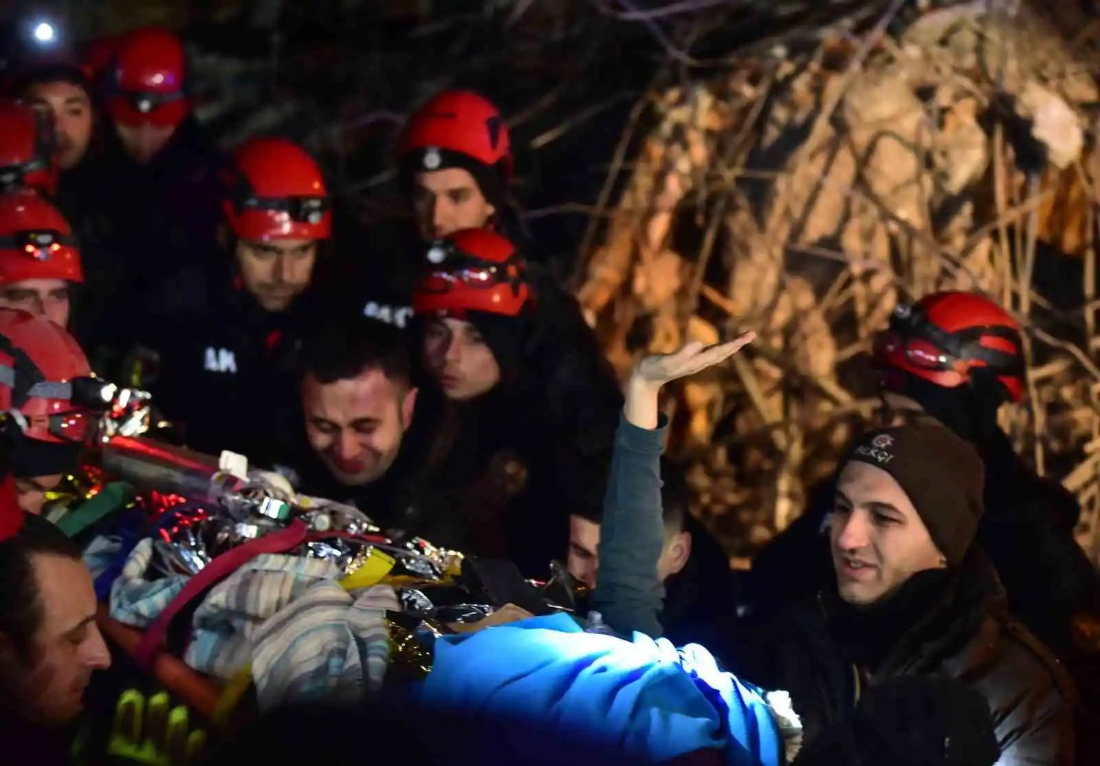 Hatice depremden 92 saat sonra kurtarıldı, el sallayarak çıktı