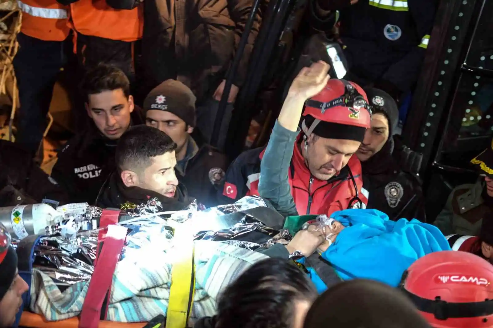 Hatice depremden 92 saat sonra kurtarıldı, el sallayarak çıktı
