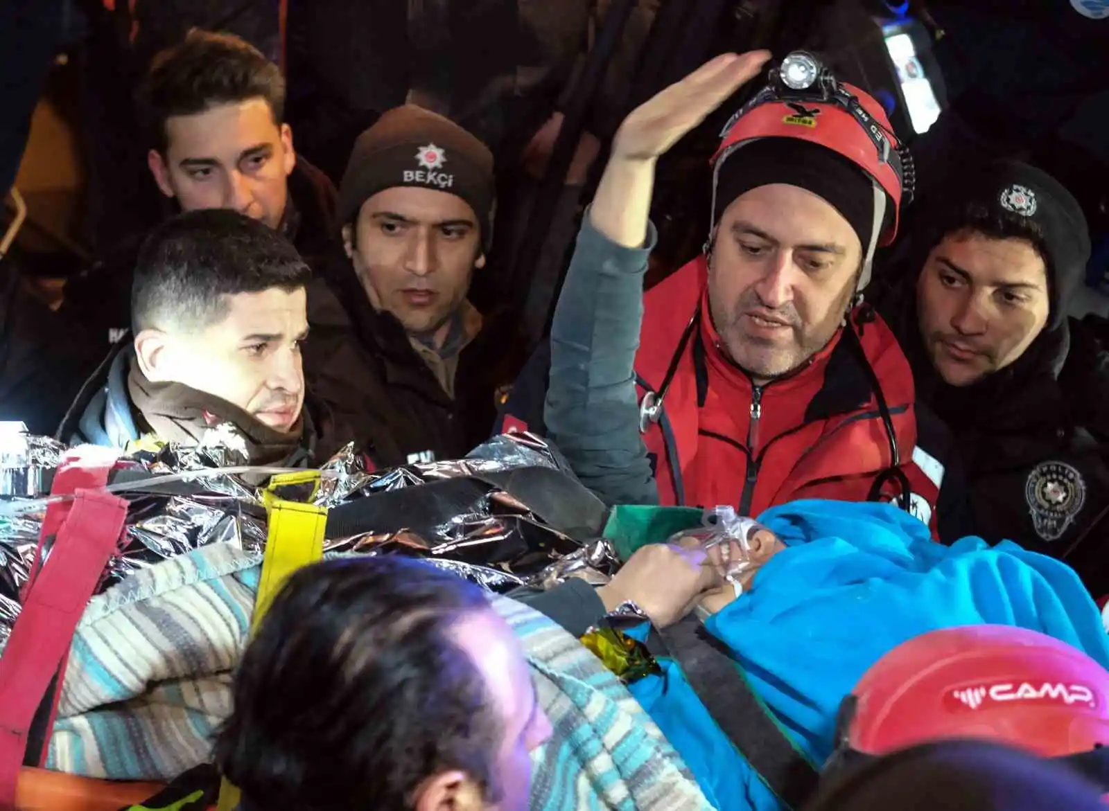 Hatice depremden 92 saat sonra kurtarıldı, el sallayarak çıktı