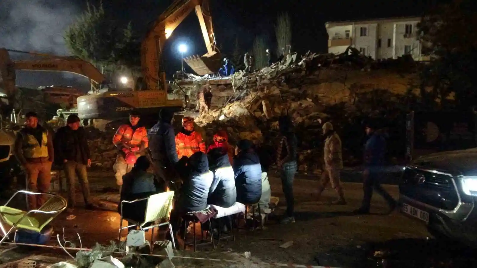 Hayat sitesinde umutlu bekleyiş: 6. günde enkazda yaşam izi