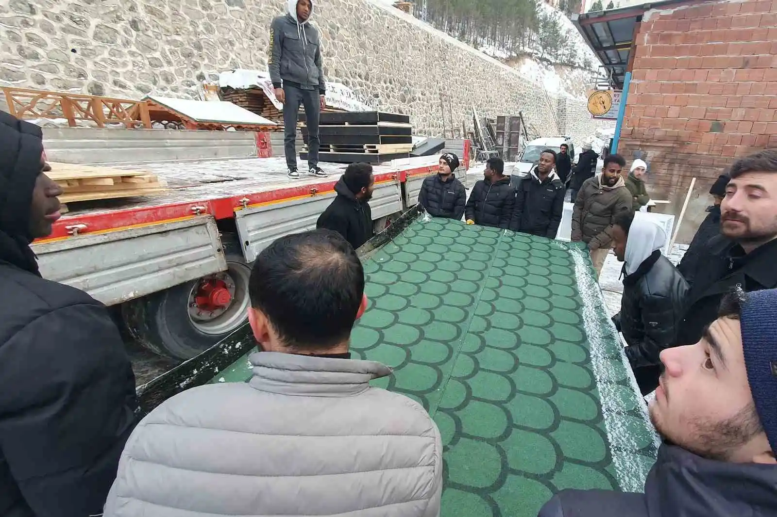 Hayırseverlerin yaptığı ahşap konteyner evler deprem bölgesine doğru yola çıktı
