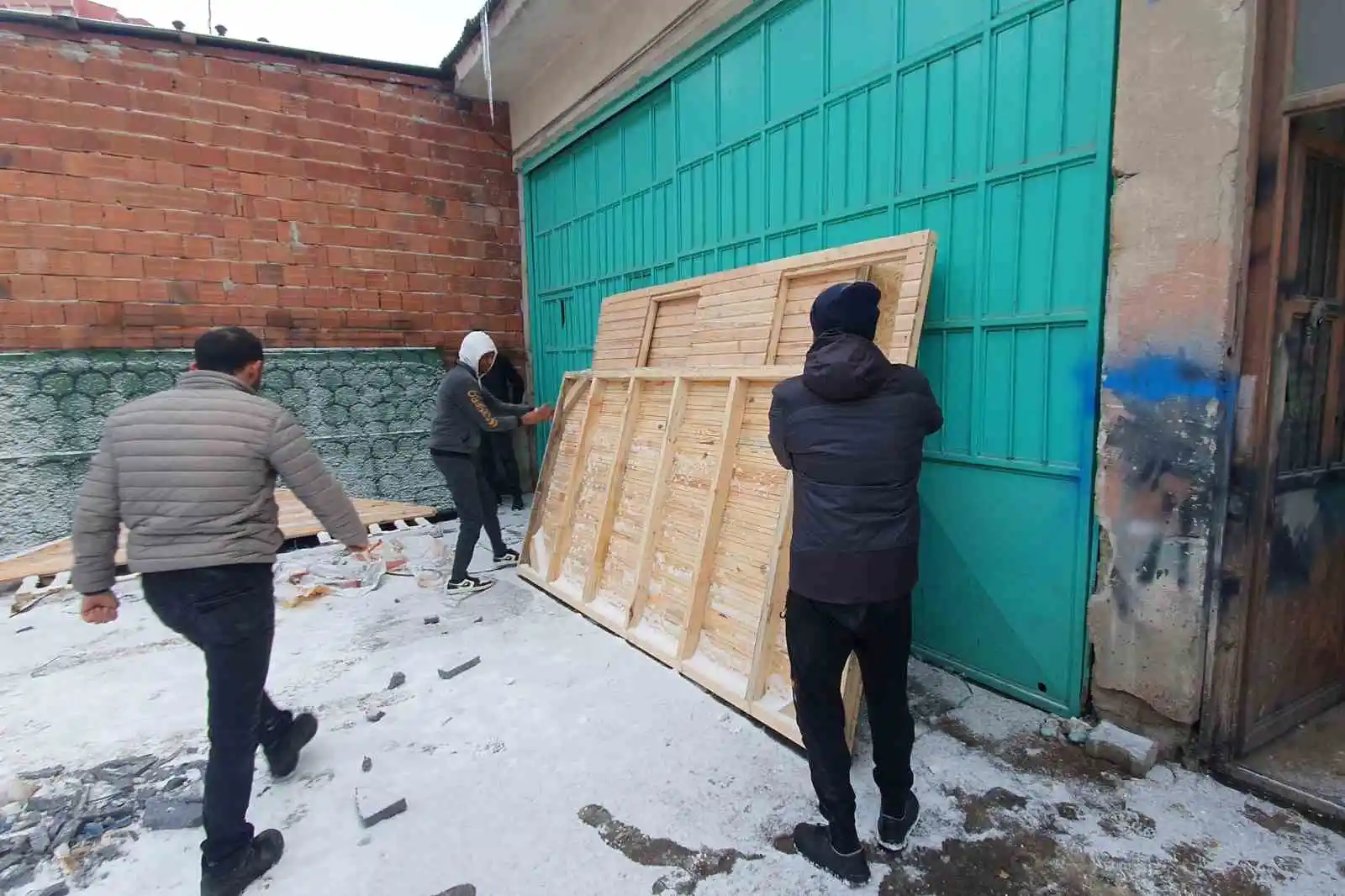 Hayırseverlerin yaptığı ahşap konteyner evler deprem bölgesine doğru yola çıktı
